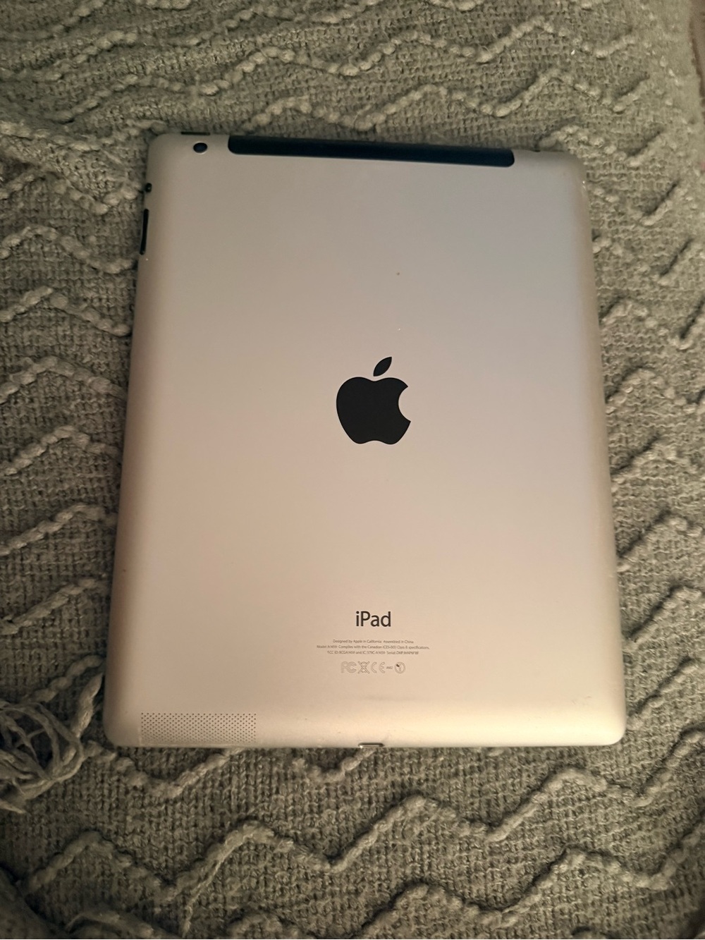 Apple iPad 4th Generation - Picture 2 of 3
